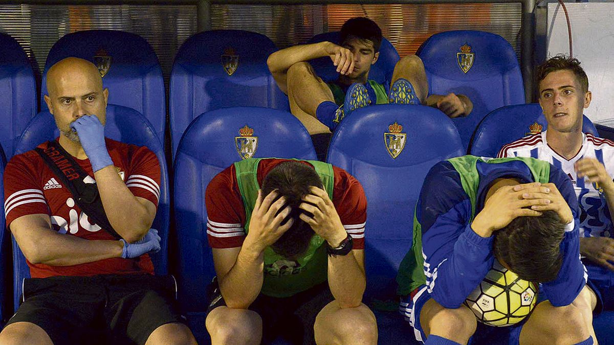 Jugadores y cuerpo técnico de la Deportiva, tras la derrota ante el Girona. | MAURICIO PEÑA