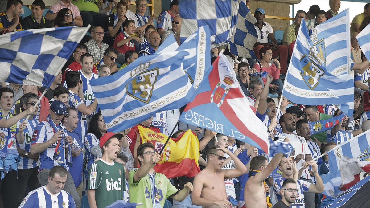 Aficionados de la Deportiva, durante el partido ante el Girona. | MAURICIO PEÑA