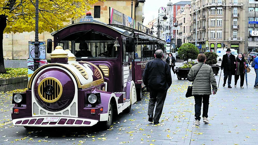 Imagen del tren turístico que recorre los principales puntos de la ciudad de León. SAÚL ARÉN