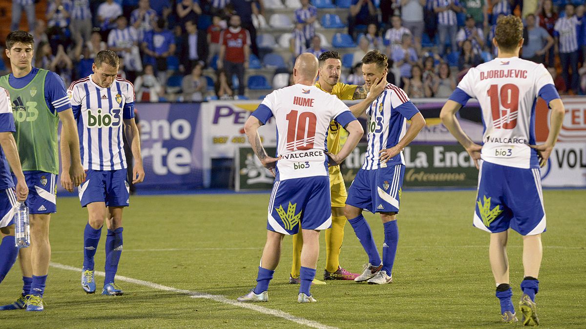 Jugadores de la Deportiva, tras la derrota ante el Girona. | MAURICIO PEÑA