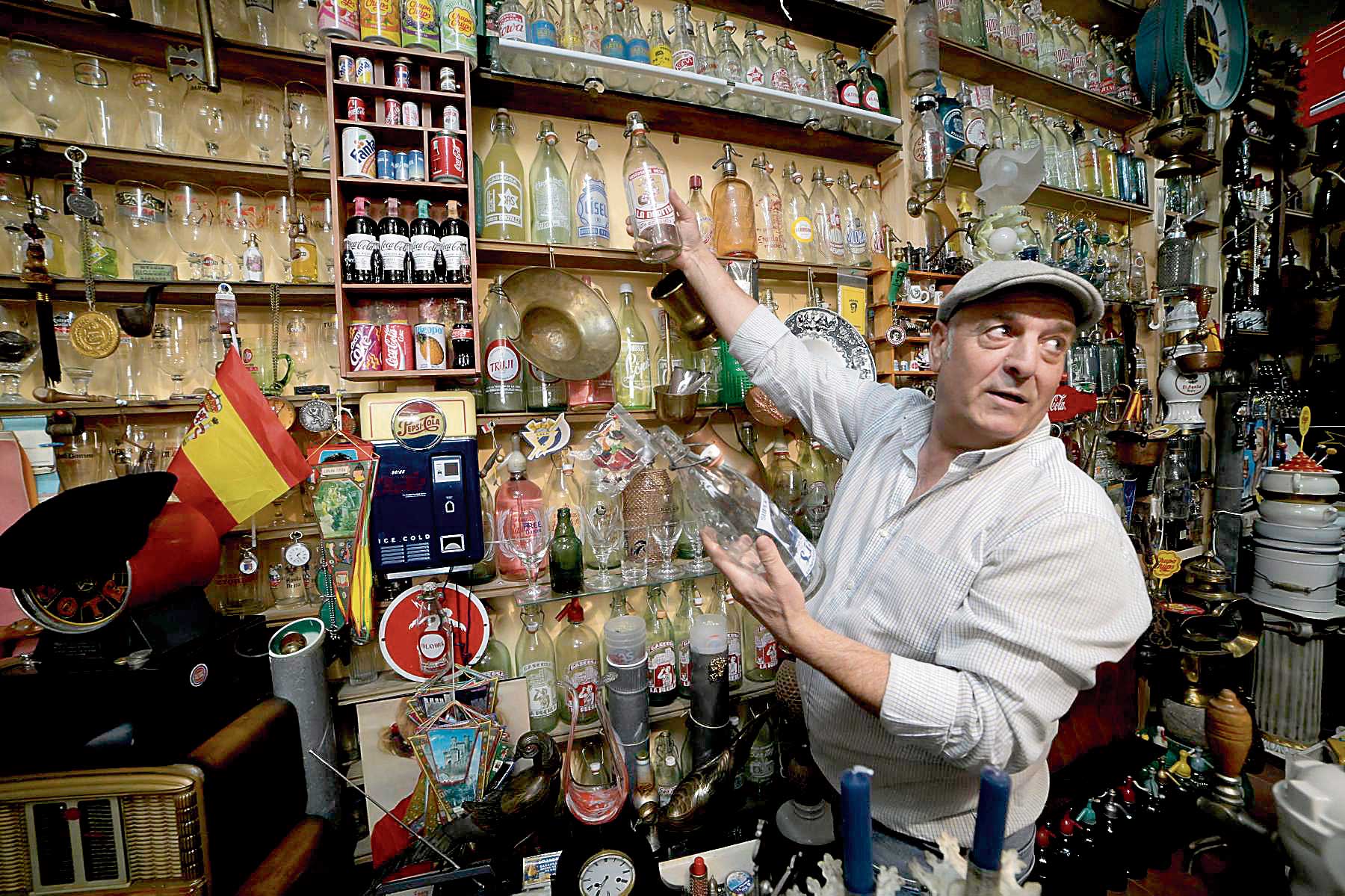 Antonio Molinero conserva más de dos mil botellas. | MAURICIO PEÑA Antonio Molinero conserva más de dos mil botellas. | MAURICIO PEÑA
