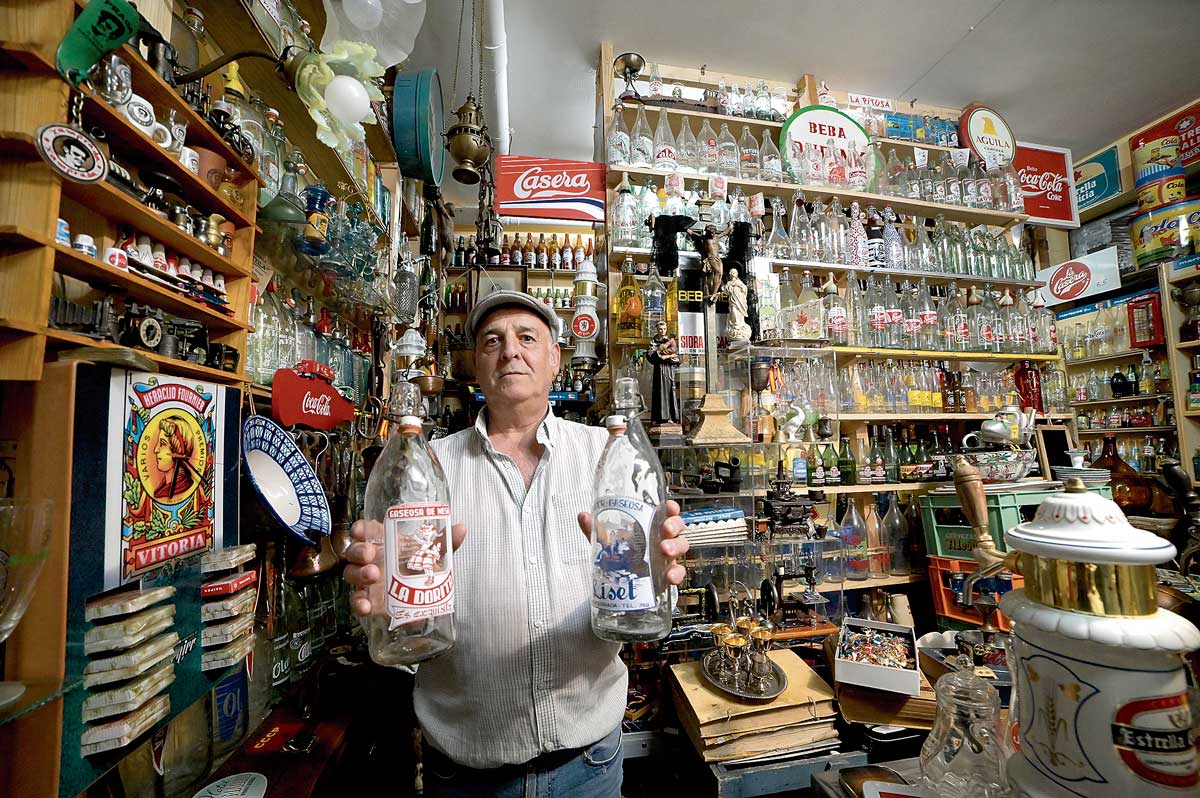 Lleva veinticinco años coleccionado botellas de todas las fábricas de gaseosa del Bierzo. | MAURICIO PEÑA Lleva veinticinco años coleccionado botellas de todas las fábricas de gaseosa del Bierzo. | MAURICIO PEÑA