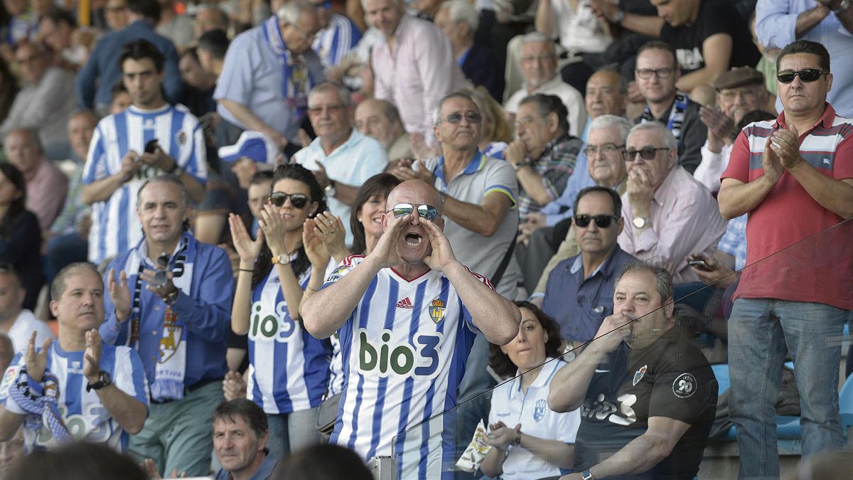 La afición de la Deportiva vio cómo su equipo regresaba a la categoría de bronce cuatro temporadas después. | MAURICIO PEÑA