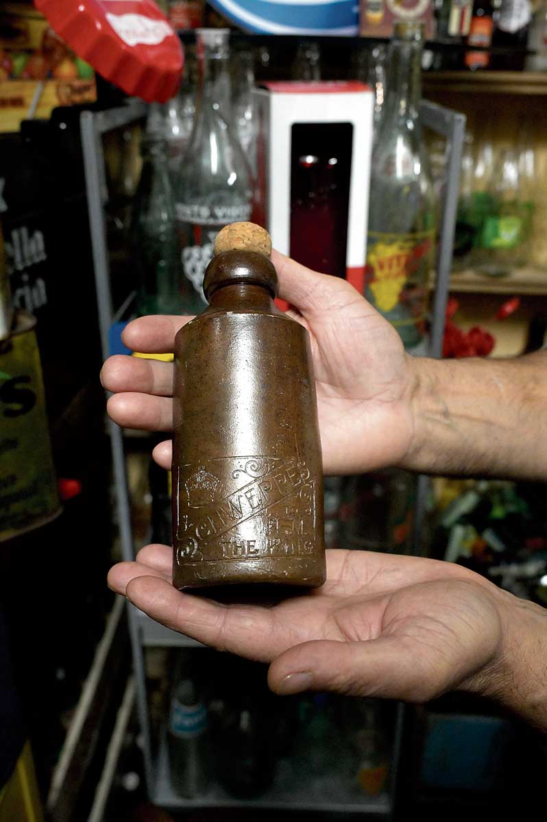 Una de las primeras botellas de Schweppes. | MAURICIO PEÑA Una de las primeras botellas de Schweppes. | MAURICIO PEÑA