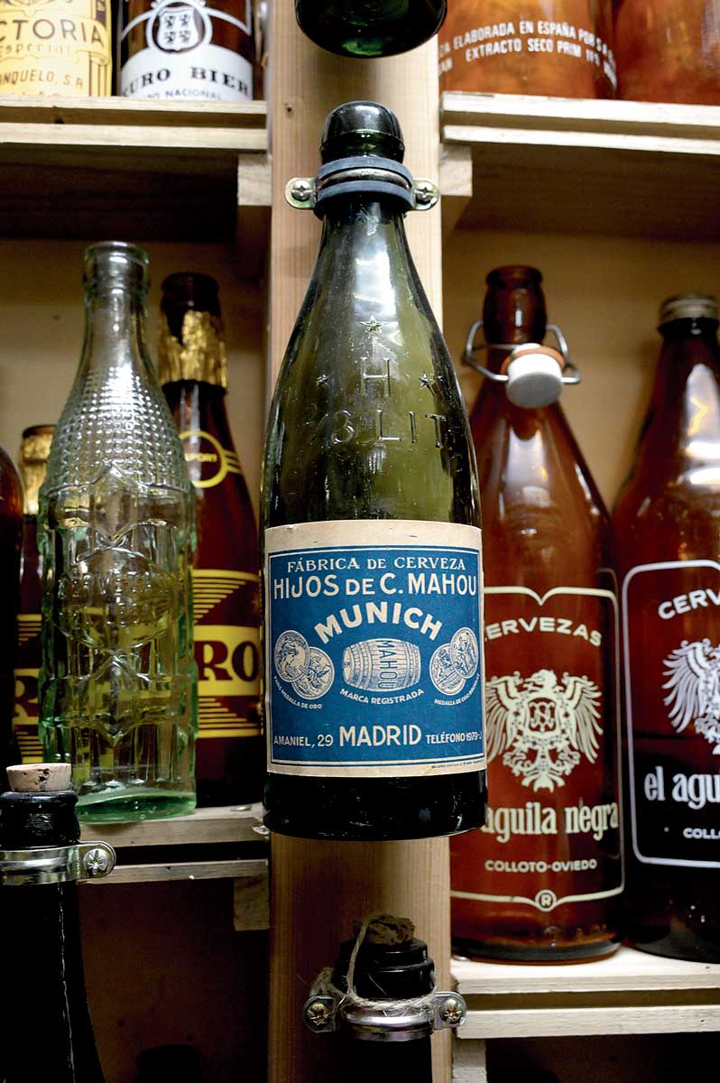 Una de las primeras botellas de Mahou. | MAURICIO PEÑA Una de las primeras botellas de Mahou. | MAURICIO PEÑA