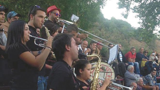 La pertenencia de varios luchadores a la banda les hace habituales en la grada de los corros. La pertenencia de varios luchadores a la banda les hace habituales en la grada de los corros.
