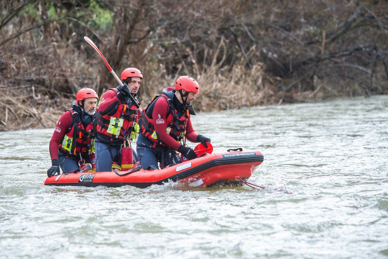 La nueva balsa de rescate de los Bomberos de León, este miércoles en el Bernesga.
