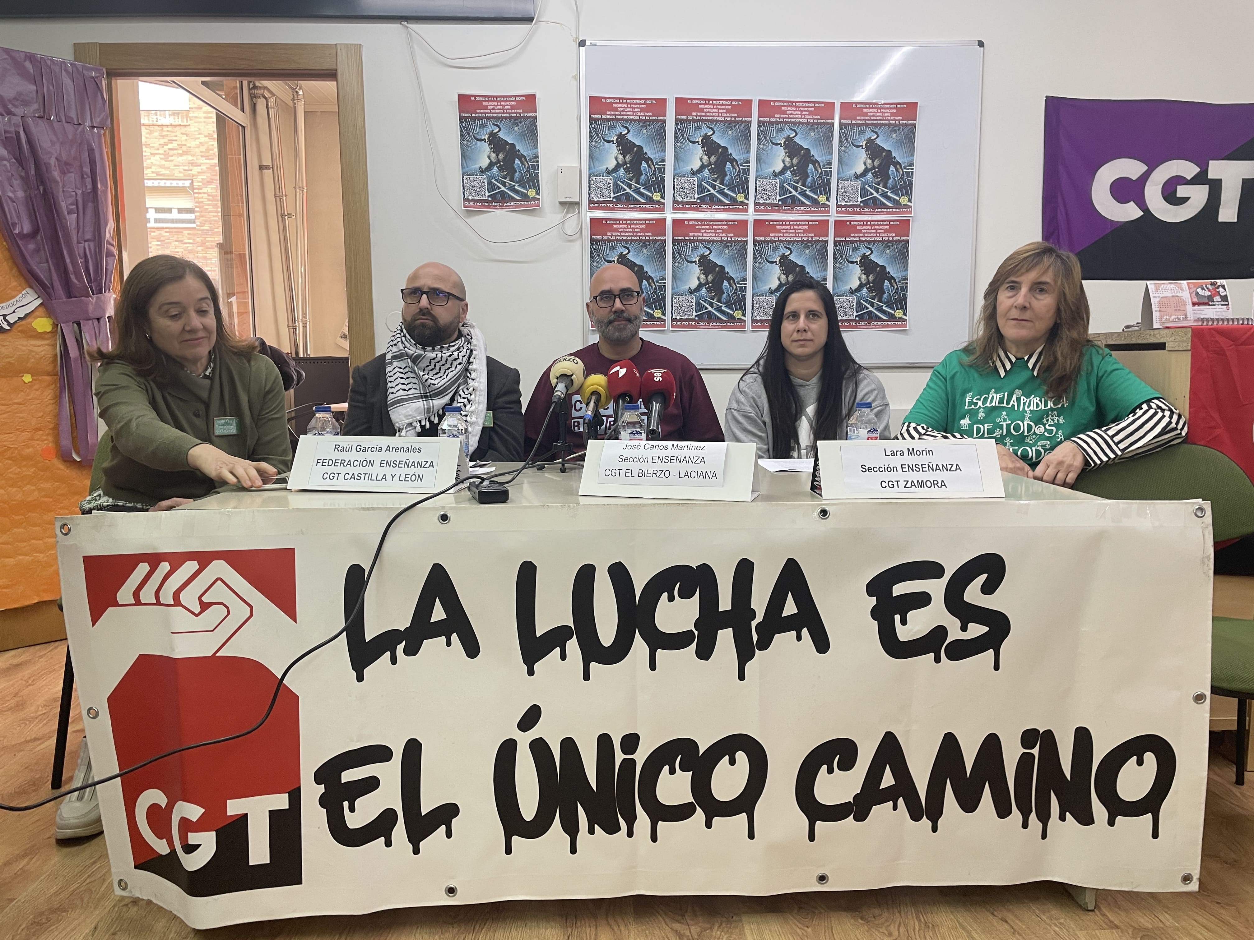 Rueda de prensa de CGT en Ponferrada para presentar la campaña. | JAVIER FERNÁNDEZ