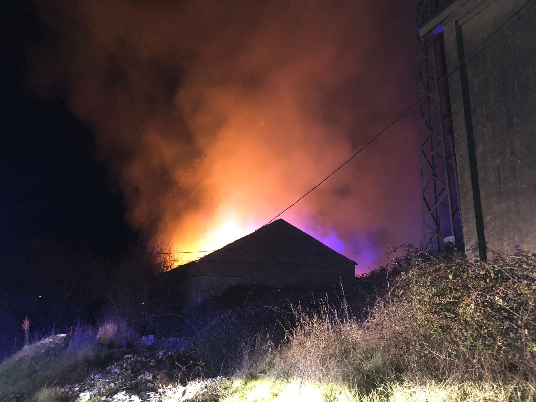 Incendio en la nave entre Viloria y Bembibre. | L.N.C.