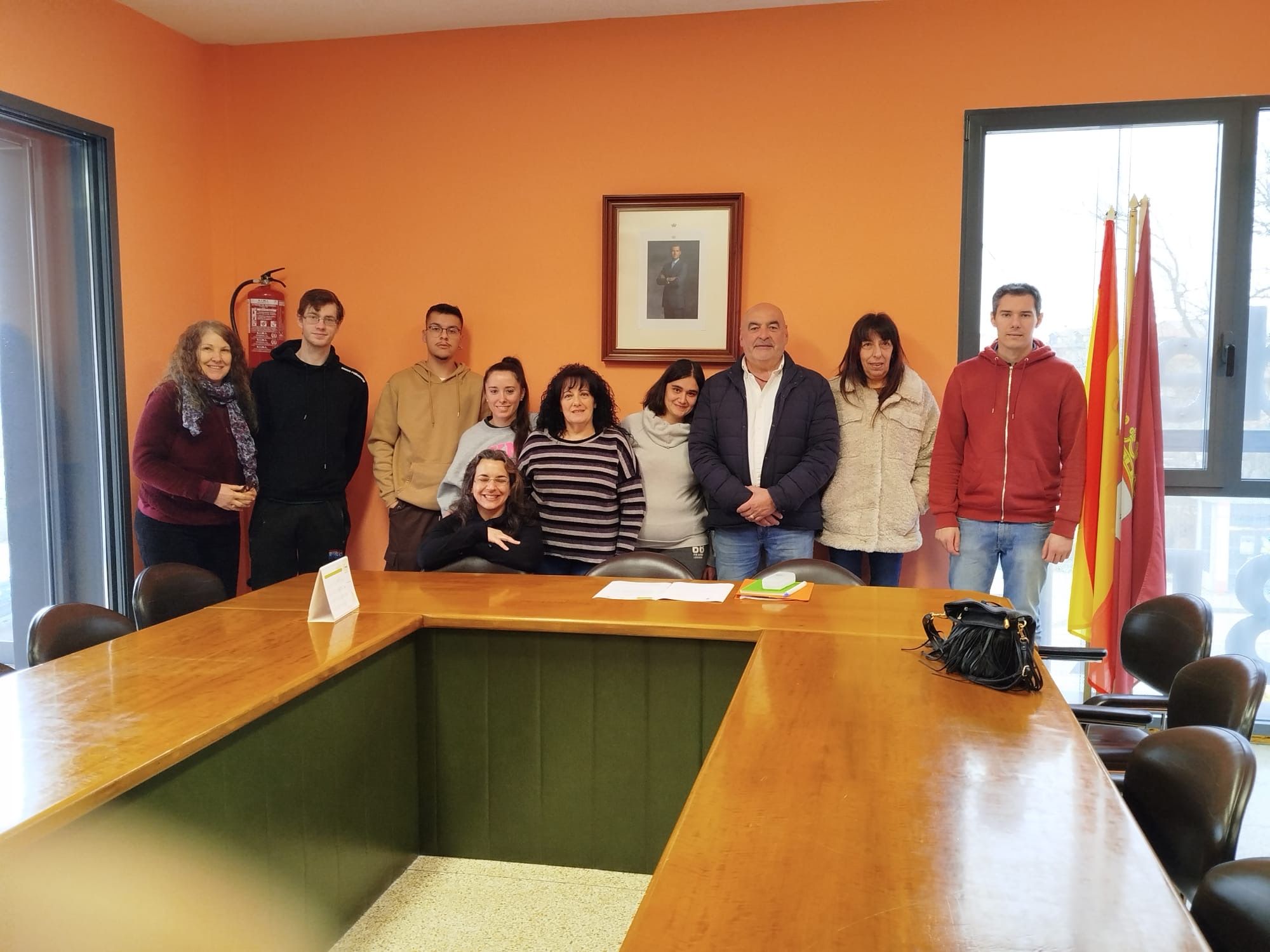 Foto de familia de los alumnos del programa, junto con las profesora y el alcalde. | L.N.C.