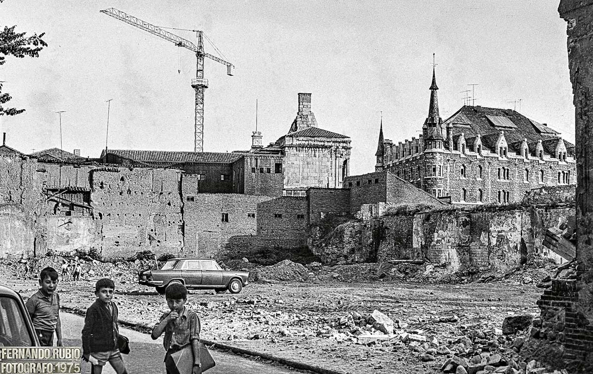 Abordar las obras de ampliación del Palacio de los Guzmanes supuso utilizar los terrenos que ocupaba el cuartel de Infantería Burgos 36. | FERNANDO RUBIO
