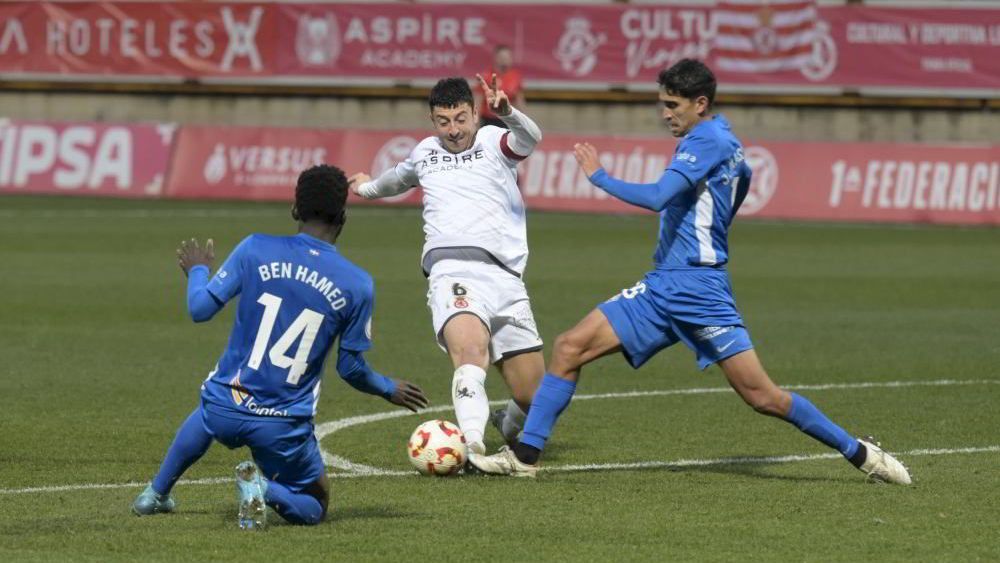 Kevin Presa durante un momento del partido ante el Amorebieta. MAURICIO PEÑA
