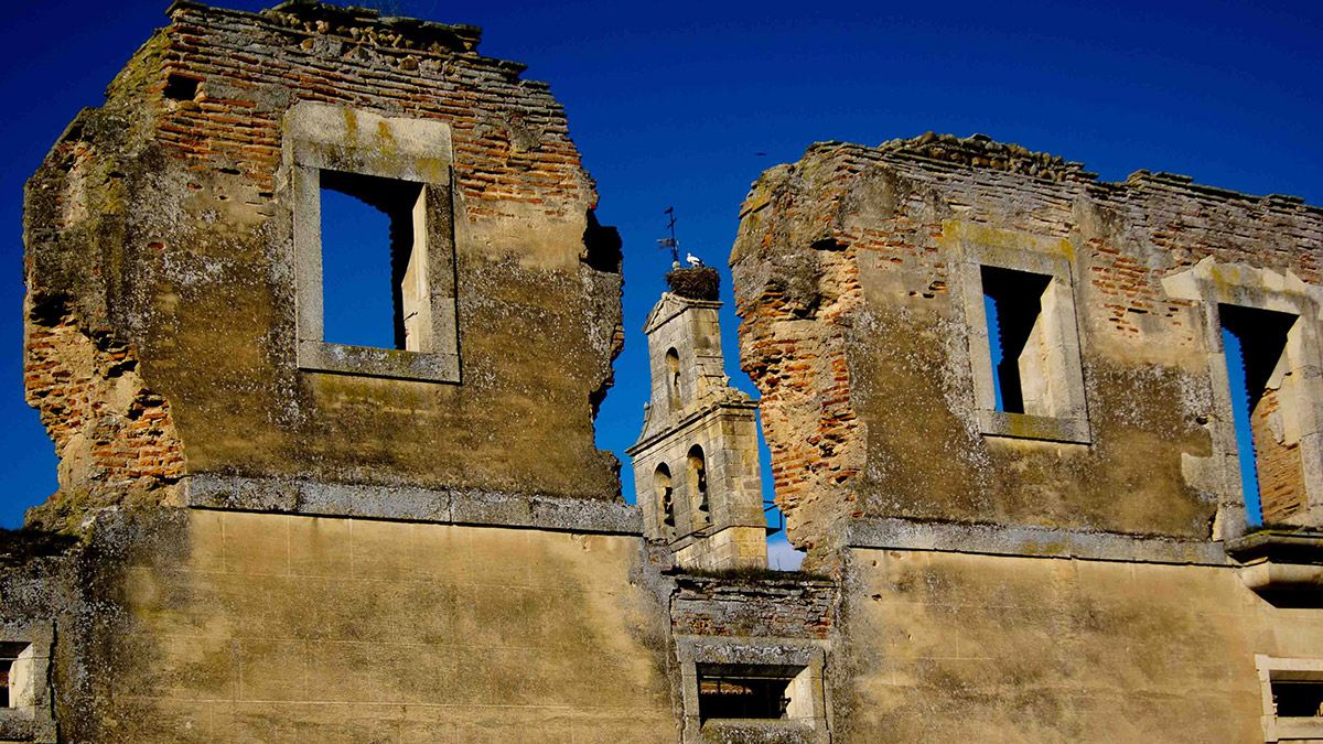 Monasterio cisterciense de Santa María de Sandoval, ubicado en Villaverde de Sandoval. | MANSILLAMAYOR.COM