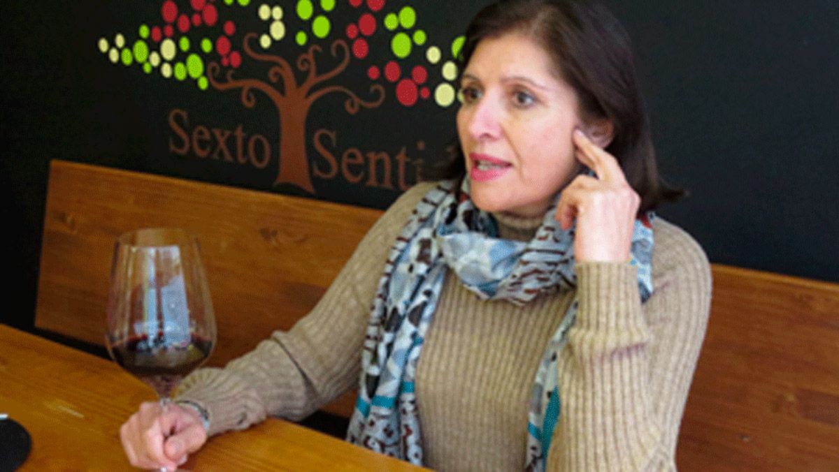 La presidenta de la Denominación de Origen Bierzo, Misericordia Bello, durante la entrevista con La Nueva Crónica. | D. A.