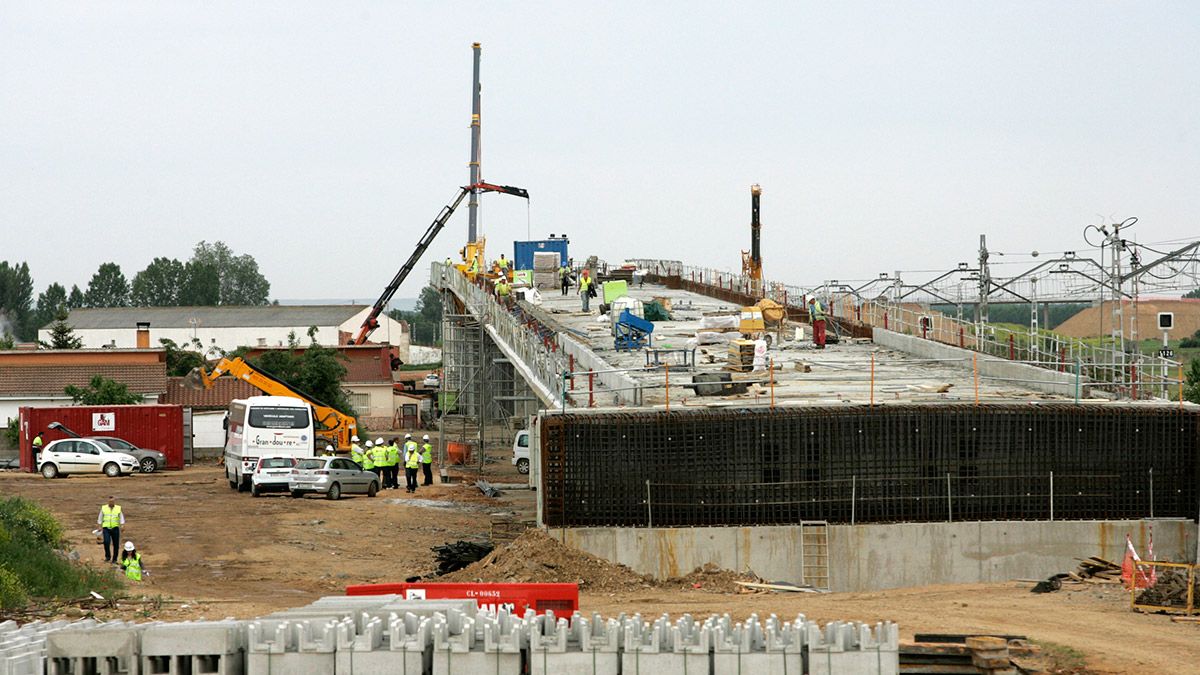 Imagen de archivo de las obras en el viaducto de Torneros del AVE Valladolid-Venta de Baños-Palencia-León. | ICAL