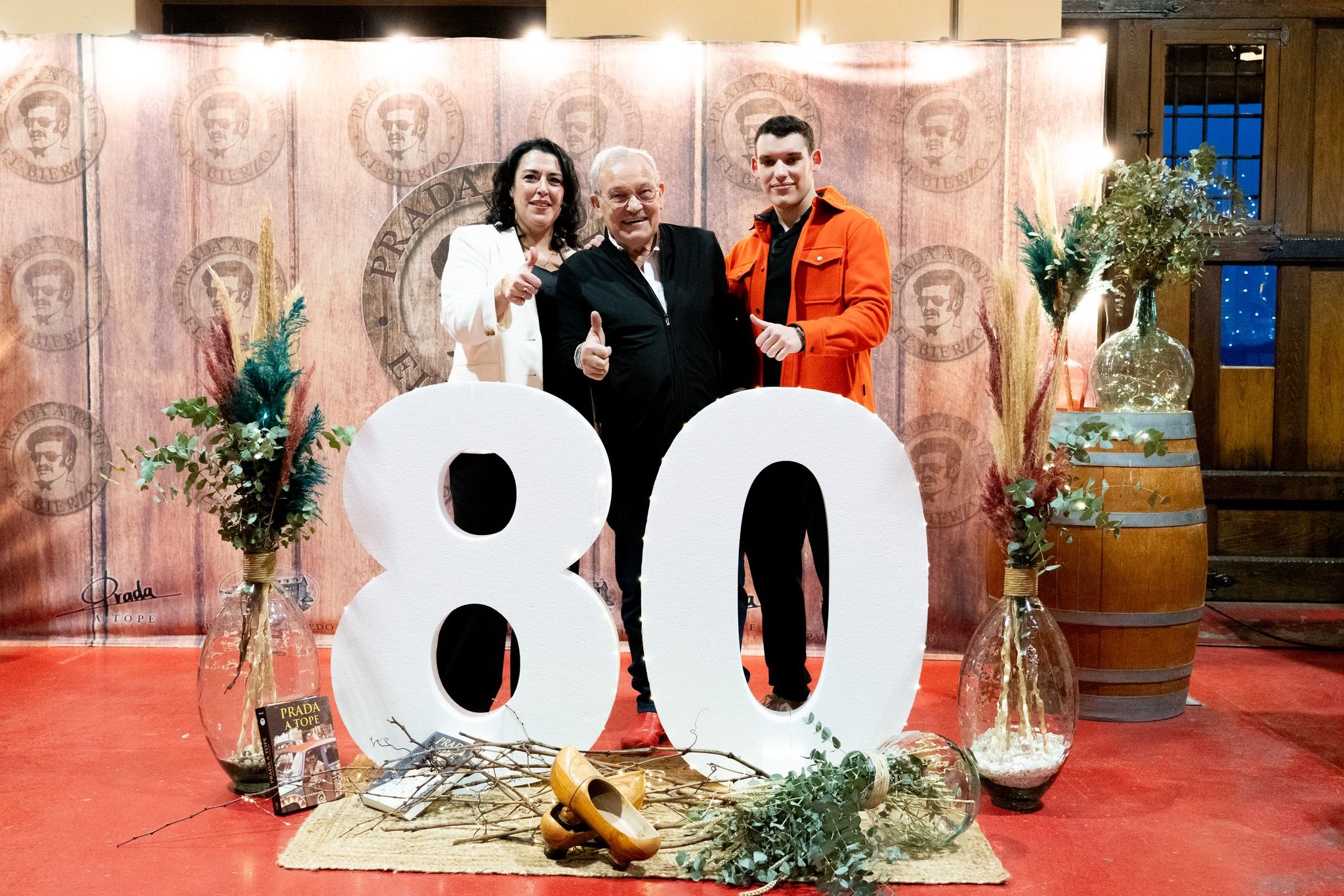 Prada celebrando su 80 cumpleaños, al lado de su familia y amigos.