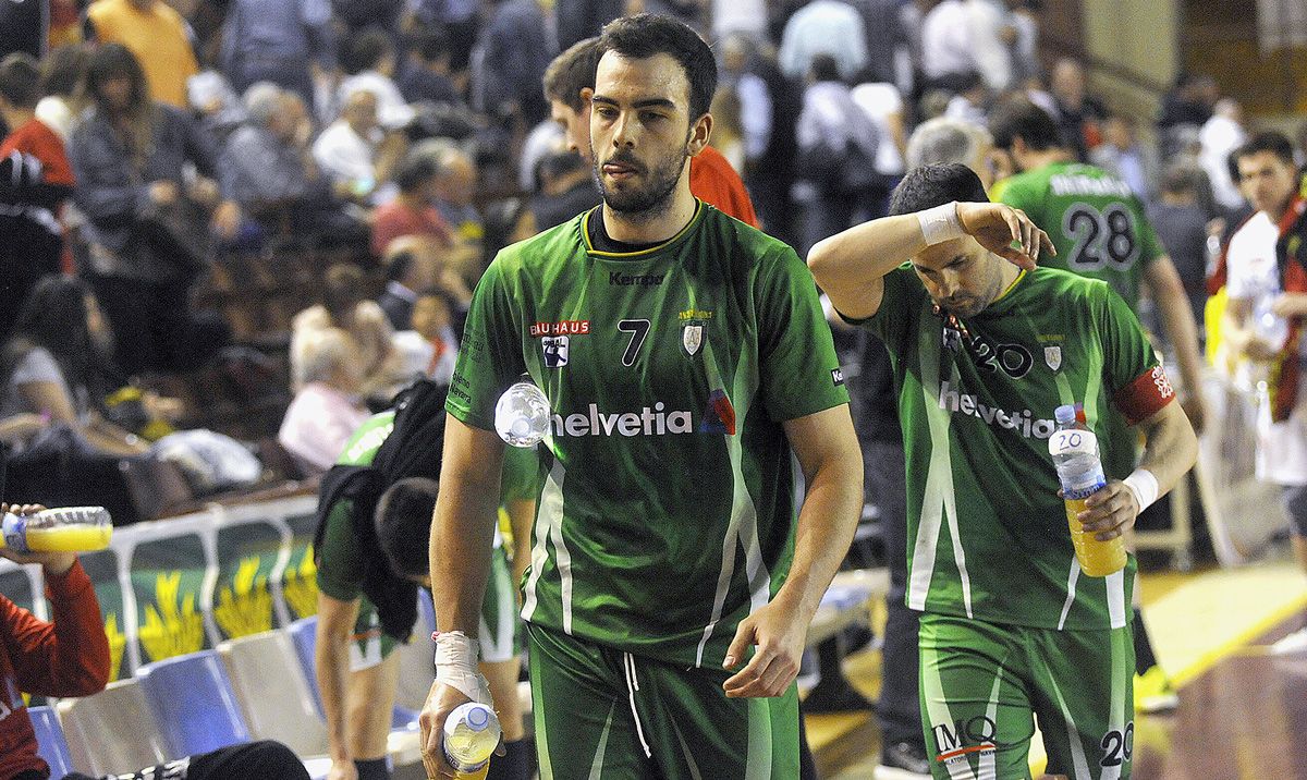 Álex Costoya se retira de la cancha del Palacio tras la visita deAnaitasuna al Ademar. | DANIEL MARTÍN
