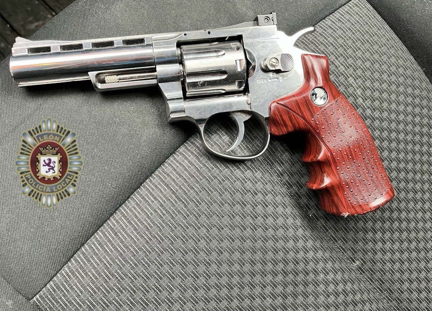 Imagen del arma de fuego requisada. | LEONPOLICÍA