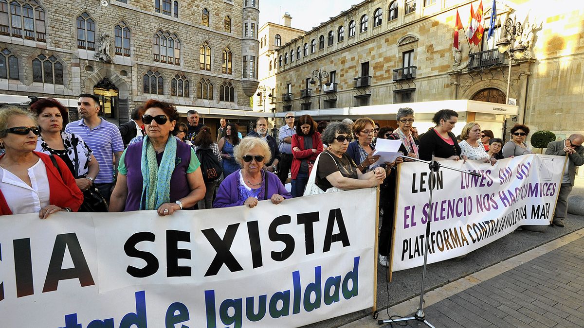 Concentración de Los Lunes sin Sol en la plaza de Botines para exigir el fin de la violencia machista. | DANIEL MARTÍN