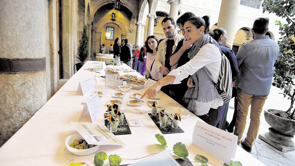 El Palacio de los Guzmanes volverá a acoger el concurso exposición gastronómico de la trucha. | DANIEL MARTÍN