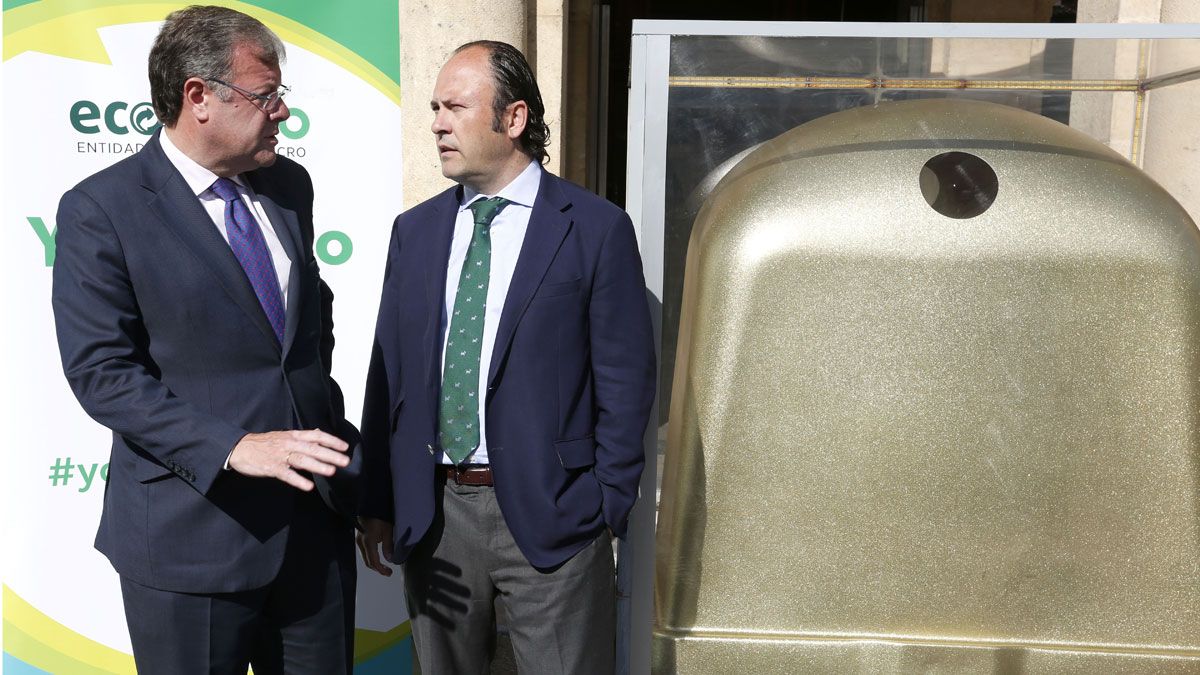 Antonio Silván y Eloy Garitano, junto al contenedor de oro. | CARLOS S. CAMPILLO (ICAL)