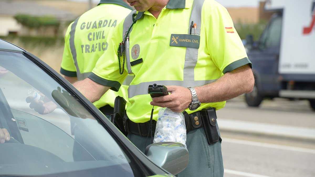 Un agente realiza una prueba de alcoholemía en un control de una carretera leonesa. | MAURICIO PEÑA