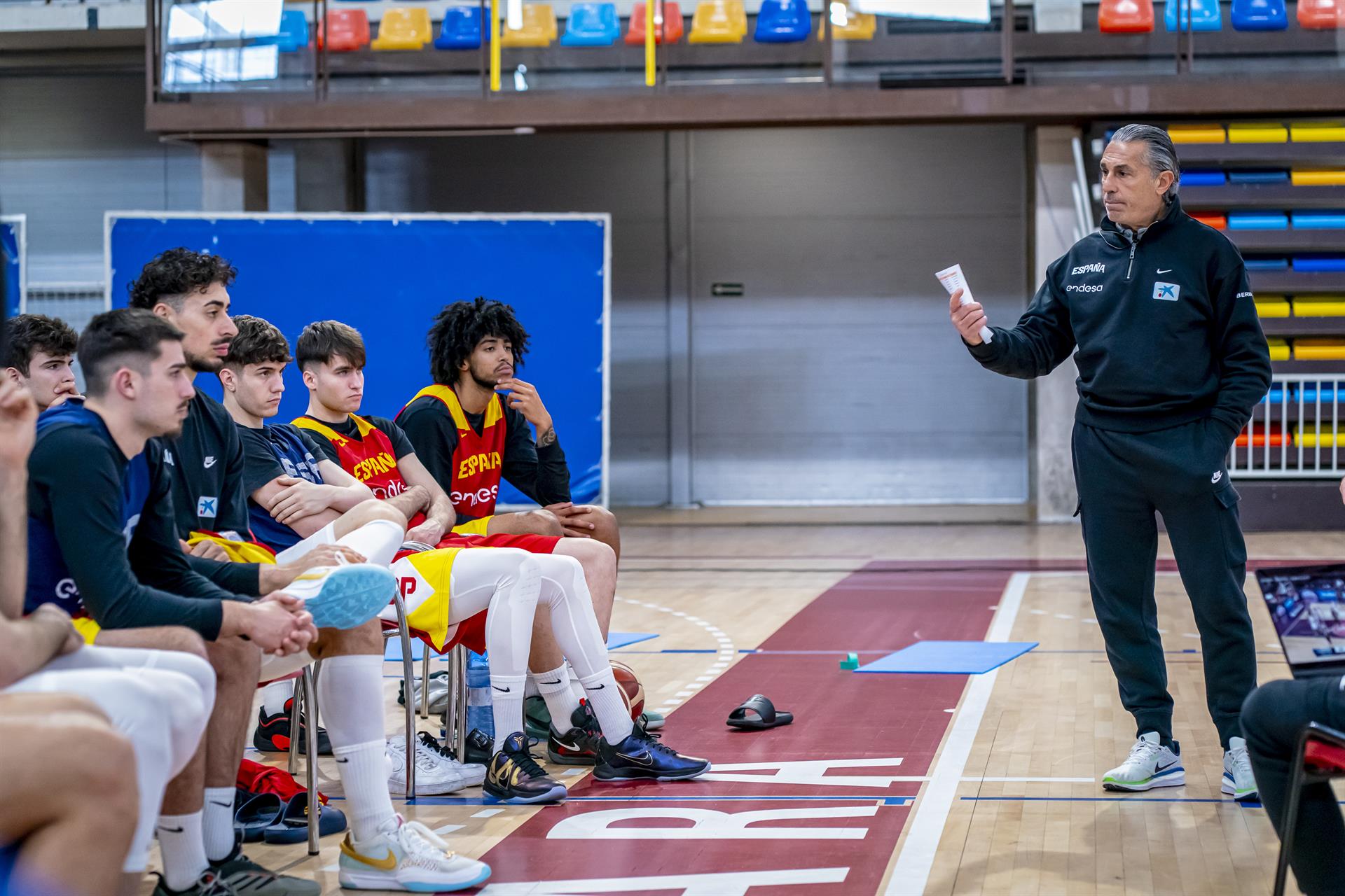 Scariolo da instrucciones a sus jugadores durante la concentración de España enGuadalajara previa al partido de este jueves en Letonia y al del domingo en León. FEB