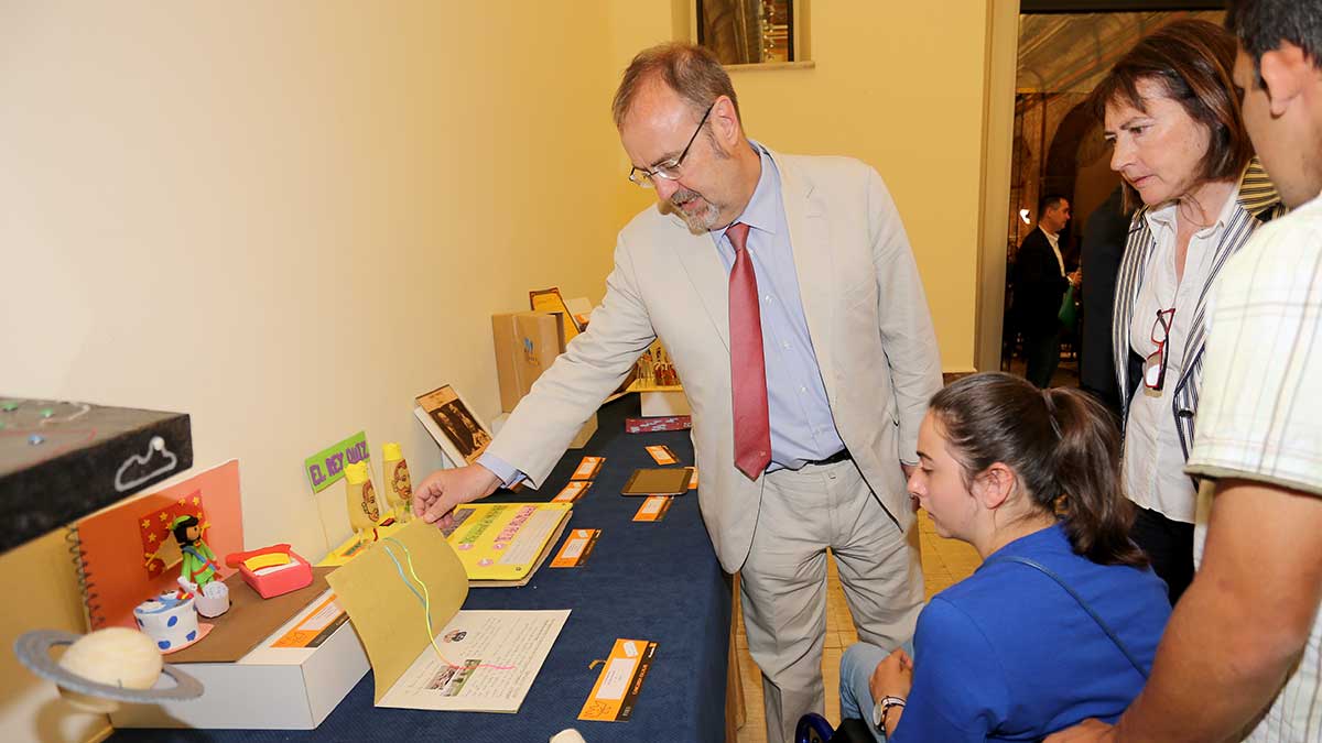 El consejero de Educación, Fernando Rey, entrega los premios del concurso ¿Qué es un rey para ti? | ICAL