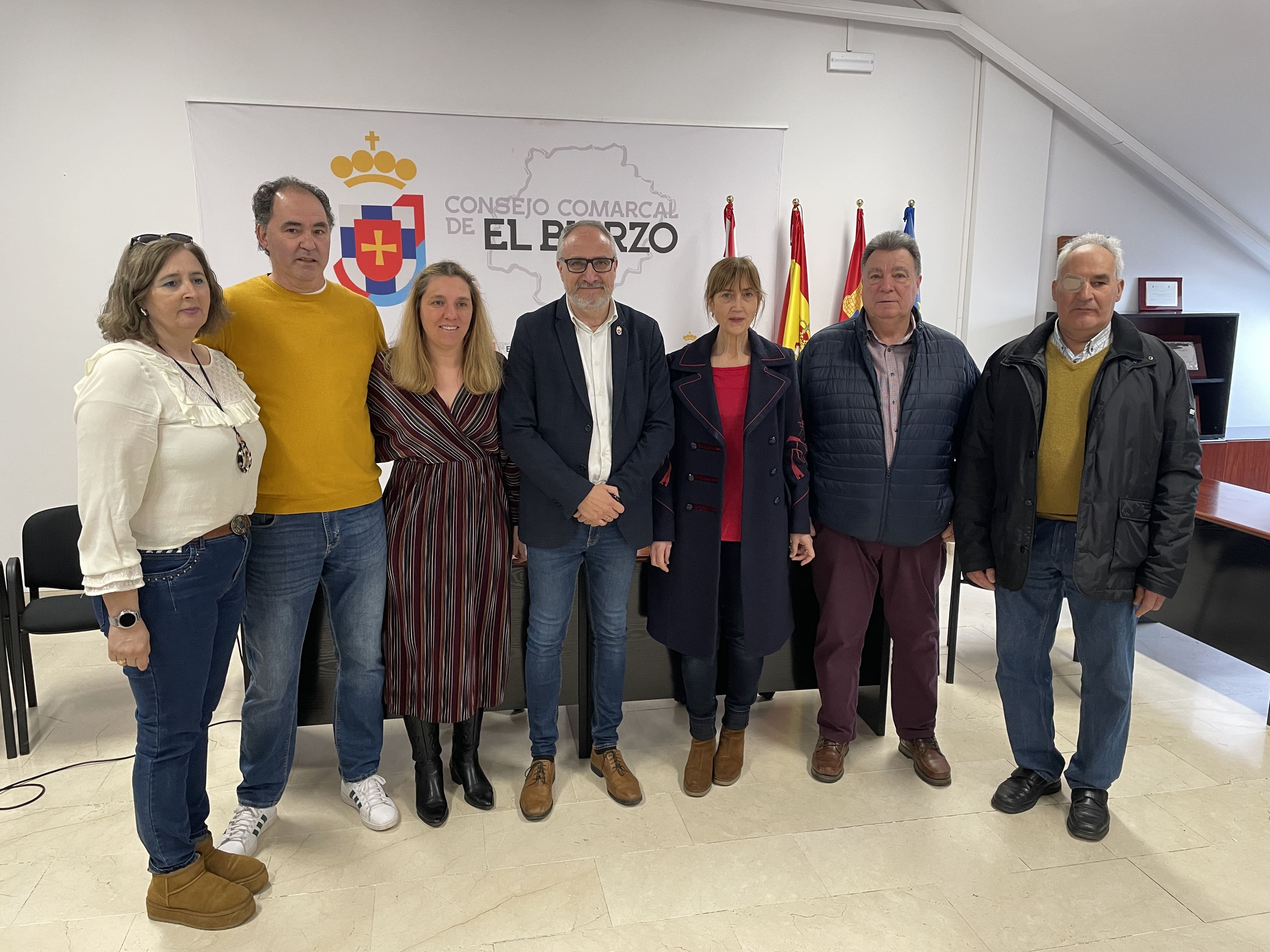 La corporación de Peranzanes en la sede del Consejo Comarcal. | JAVIER FERNÁNDEZ