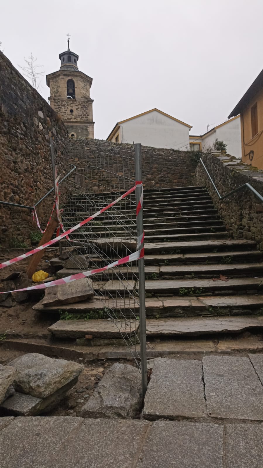 Imagen de las escaleras de La Colegiata en el inicio de su reparación. 