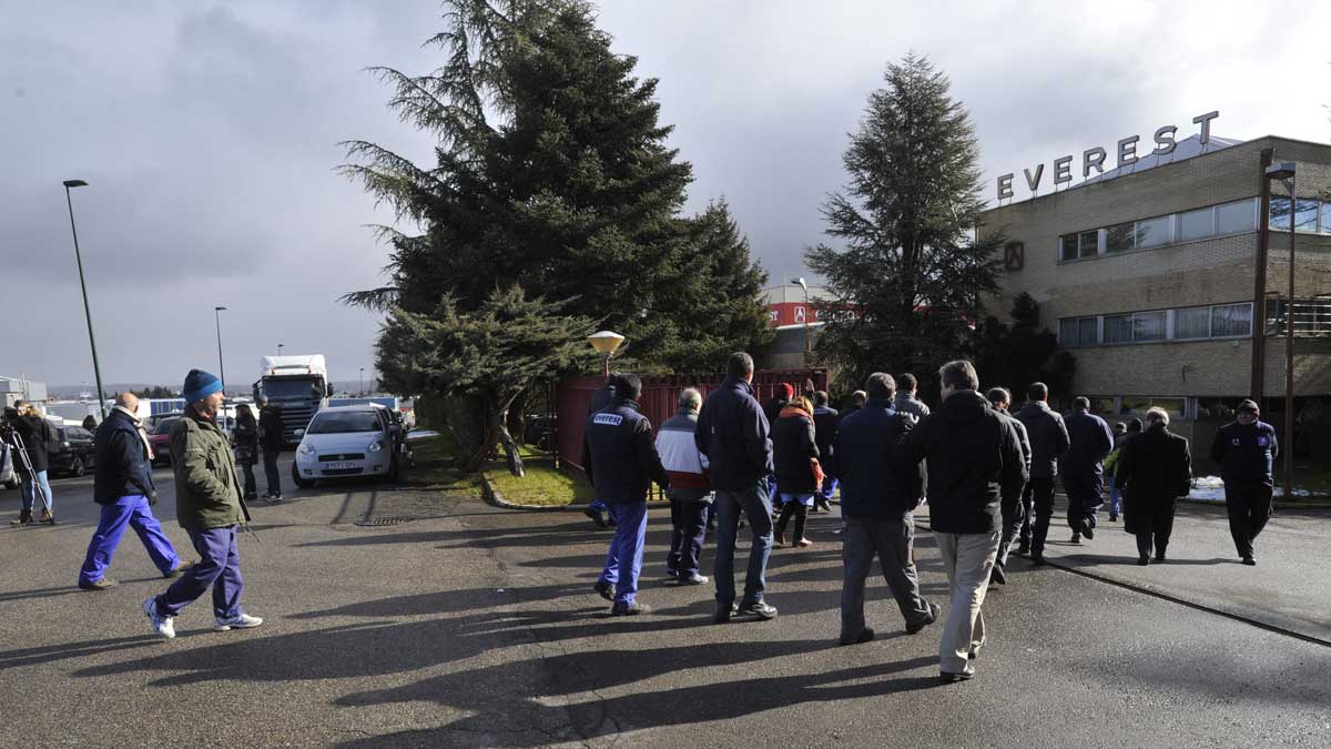 El silo de almacenaje del Grupo Everest, en el Polígono de Trobajo del Camino, se puede divisar desde muchos puntos de la ciudad.