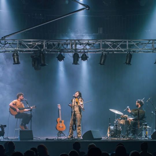 El guitarrista Carlos Gotero, la violinista y compositora María de la Flor y el batería Marc Pynol en concierto.CISNITO El guitarrista Carlos Gotero, la violinista y compositora María de la Flor y el batería Marc Pynol en concierto.CISNITO