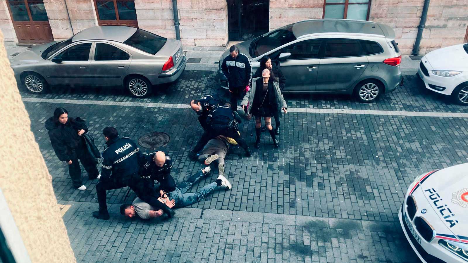 La Policía Local durante la detención de uno de los hombres involucrados en la pelea de la calle Zapaterías. | L.N.C. La Policía Local durante la detención de uno de los hombres involucrados en la pelea de la calle Zapaterías. | L.N.C.