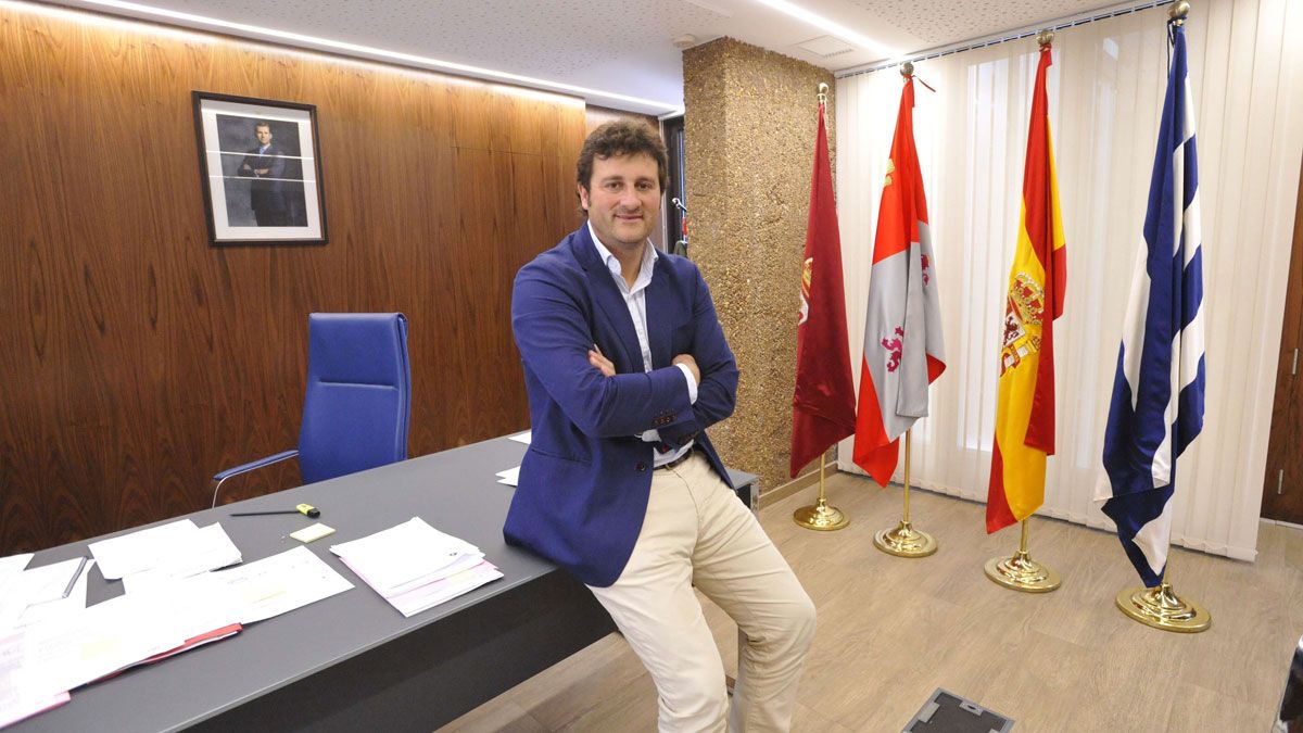 El alcalde de Villaquilambre, Manuel García, en el nuevo salón de plenos del Ayuntamiento. | MANUEL GARCÍA