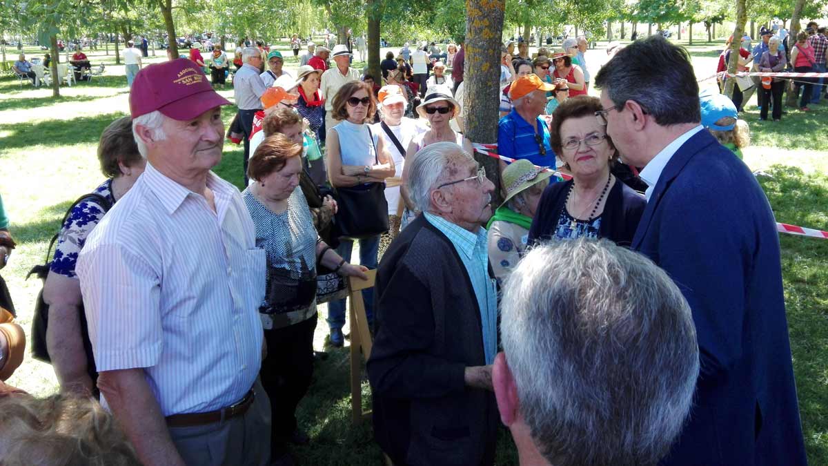 El presidente de la Diputación, Juan Martínez Majo, con los mayores en Astorga este miércoles.