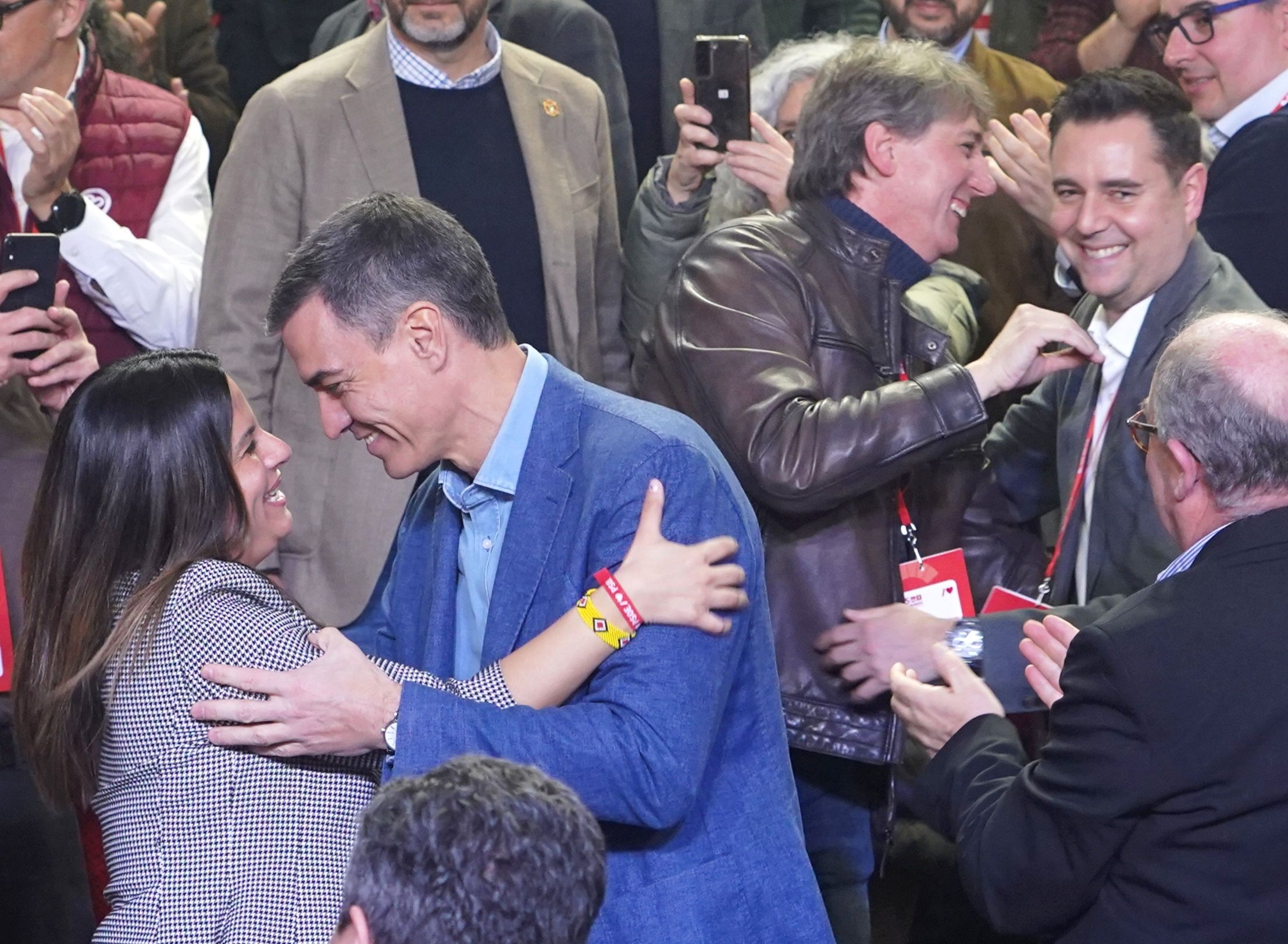 Nuria Rubio saluda a Pedro Sánchez con Carlos Martínez y Daniel de la Rosa al fondo. | MIRIAM CHACÓN (ICAL)