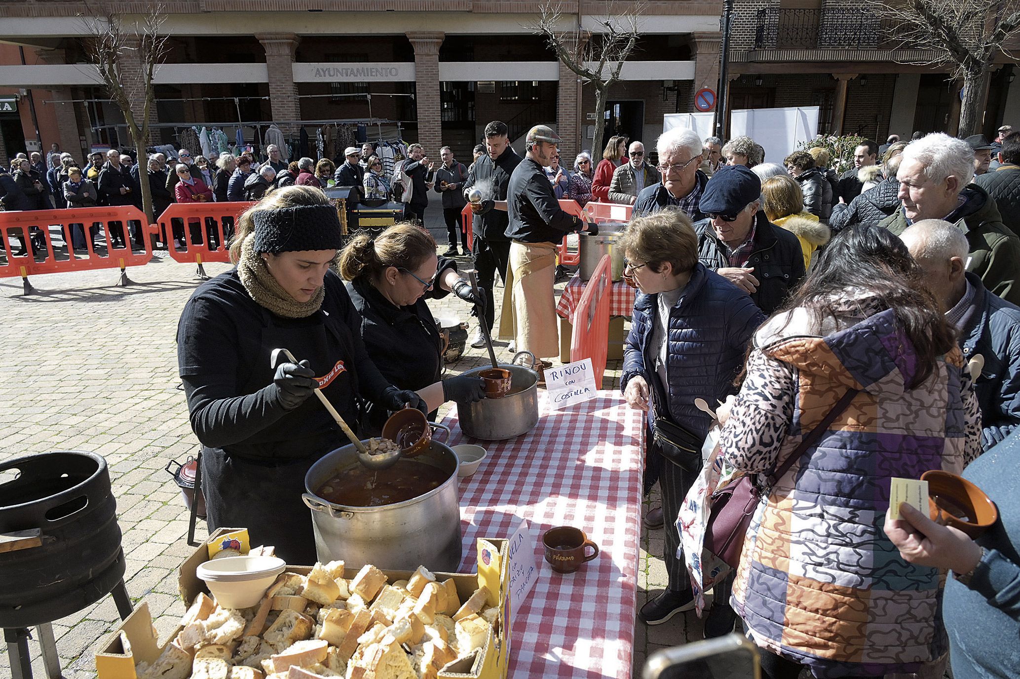 Reparto de las alubias este domingo en la plaza Mayor de Santa María del Páramo. | MAURICIO PEÑA