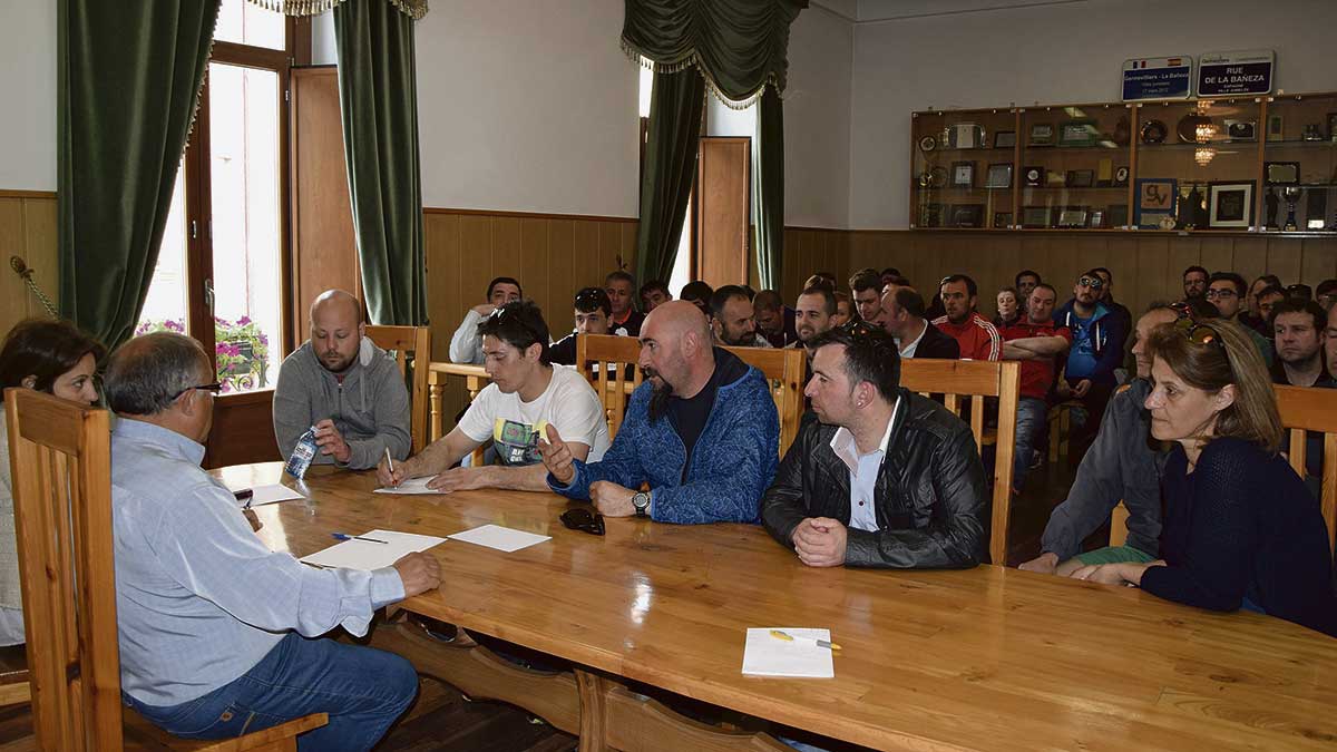 Reunión de los trabajadores afectados con el Ayuntamiento de La Bañeza.