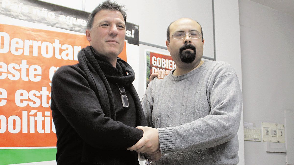 Juan Carlos Lorenzana tiende la mano a Santiago Ordóñez en una imagen de archivo. | ICAL