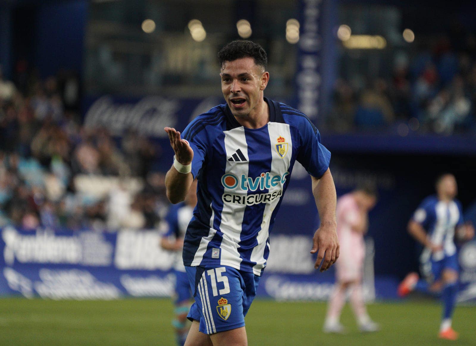 Bustos celebrando uno de los goles en El Toralín. SDP