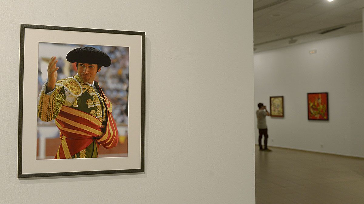 Fotografías premiadas en los concursos y obras que fueron carteles de la Feria componen el grueso de la exposición en la Sala Provincia. | MAURICIO PEÑA