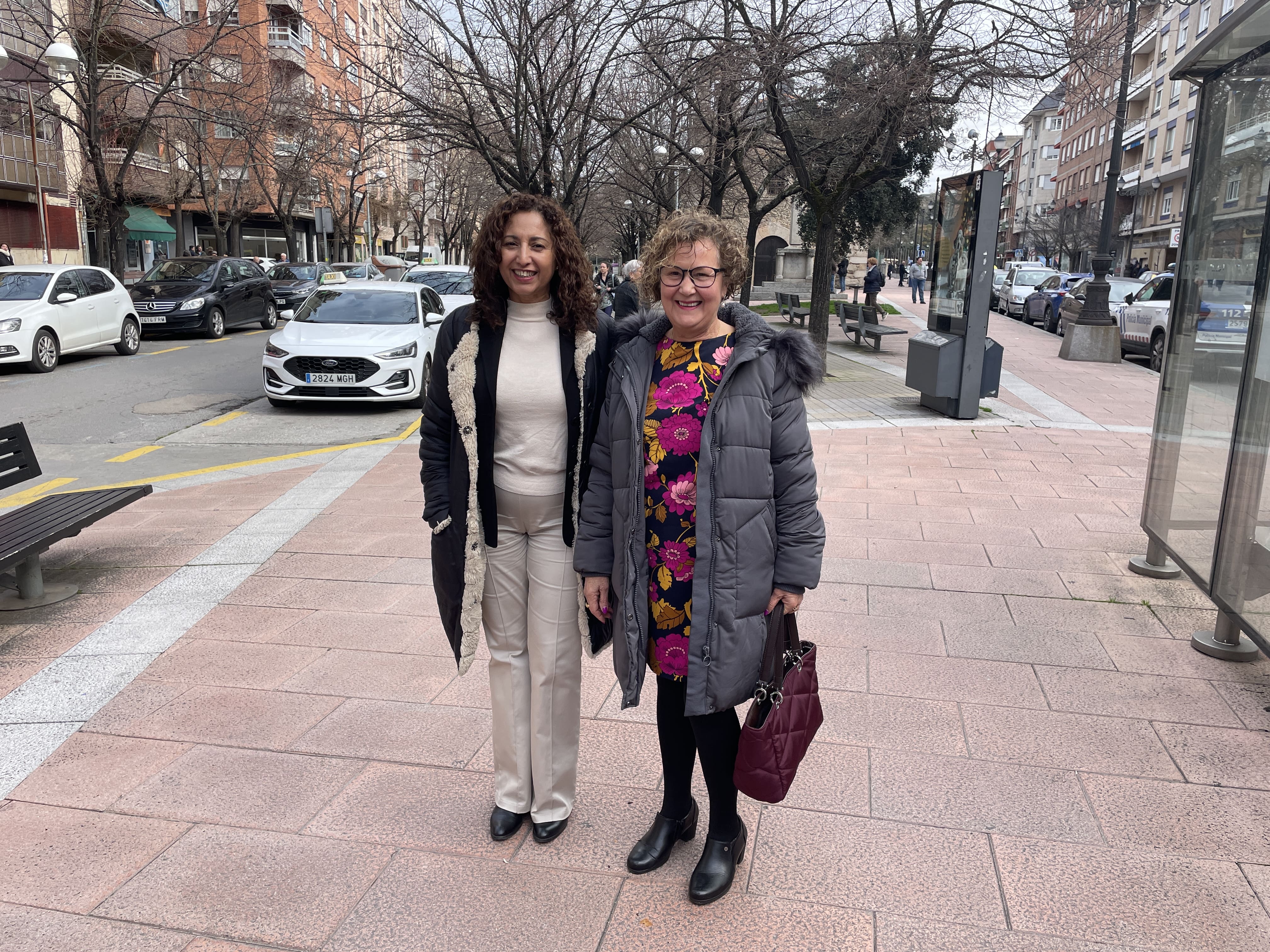 La concejala Ivelisse Martínez y la presidenta de la asociación Nieves Álvarez. | JAVIER FERNÁNDEZ