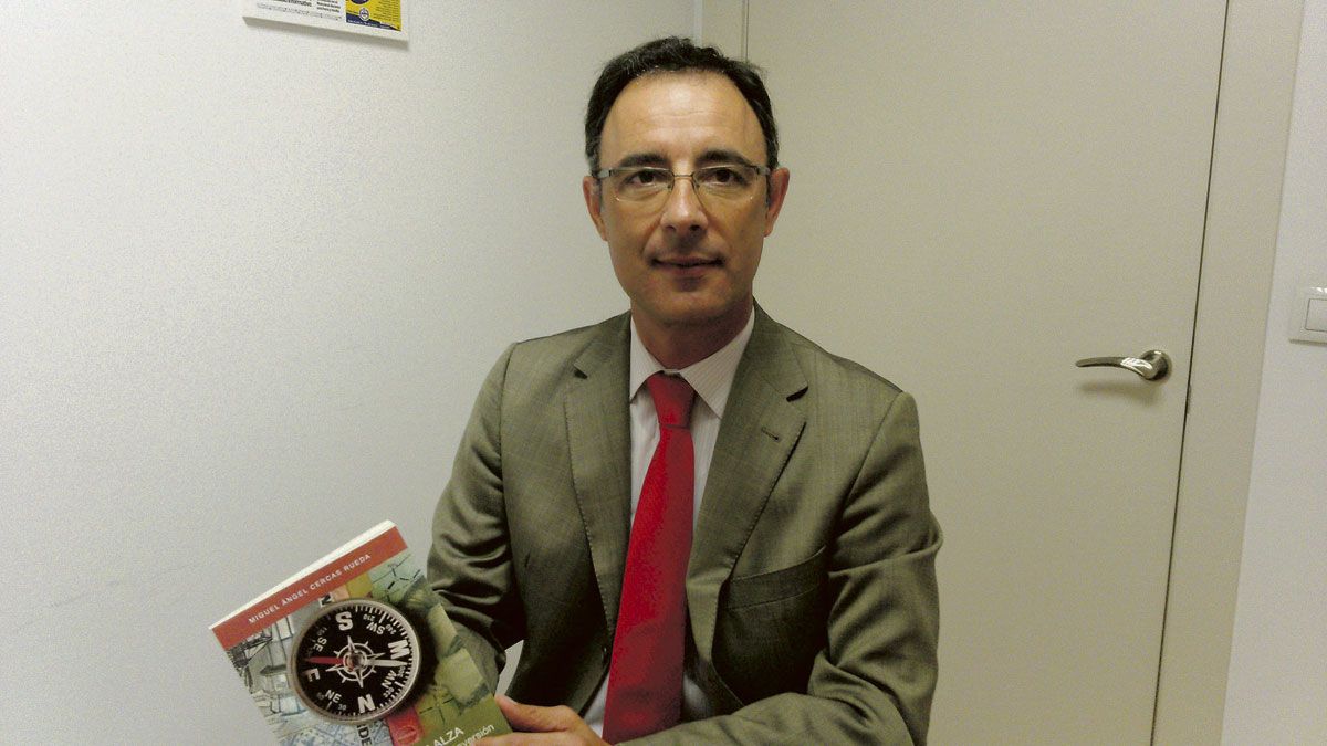 Miguel Ángel Cercas, director de Renta 4 Banco León, con la publicación que hoy presenta en Sierra Pambley.