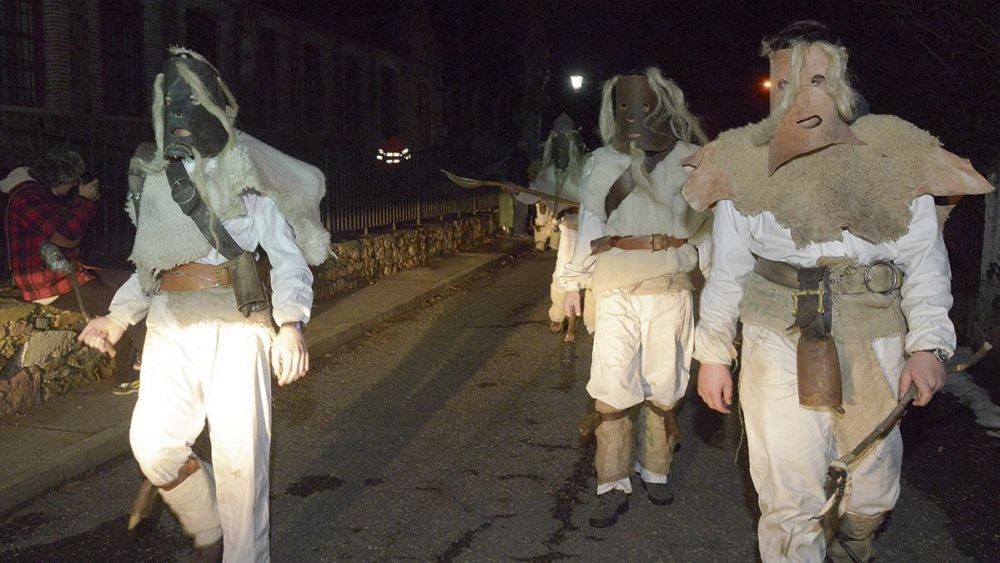 Los zafarrones, con cencerros y grandes esquilones, alertan de su paso por las calles del pueblo. |MAURICIOPEÑA