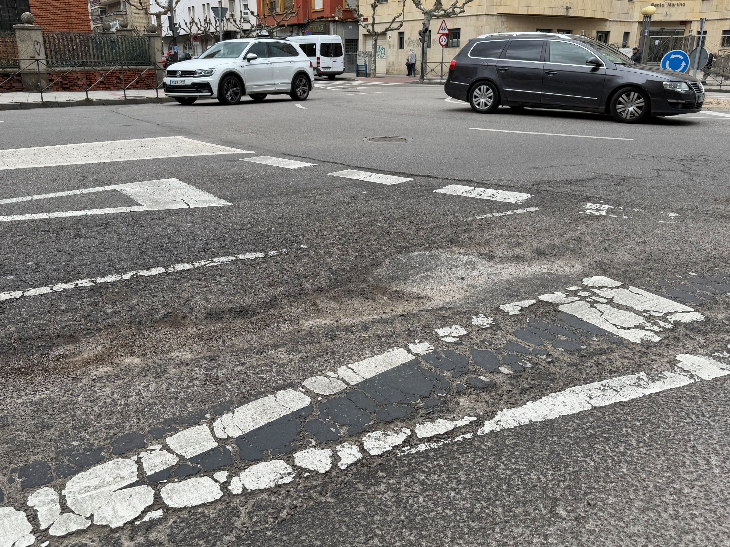 Estado actual deficiente que presenta el asfaltado en dicha zona. | L.N.C.