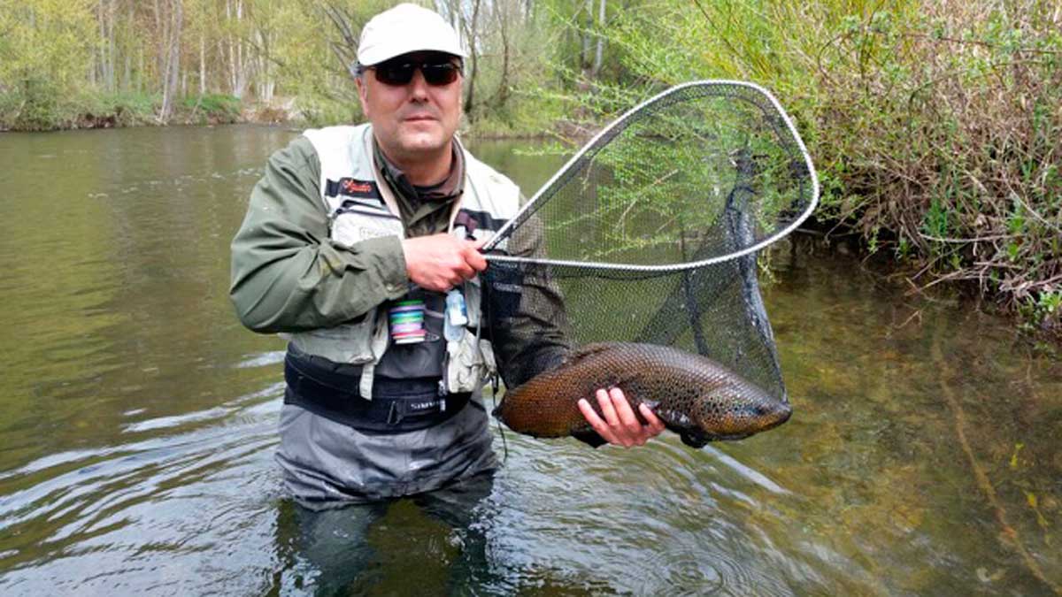 Un pescador muestra una presa de buen tamaño. | L.N.C.