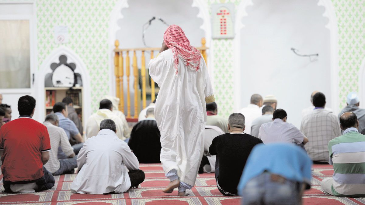 Rezos en la mezquita grande de la capital leonesa durante el Ramadán en una imagen de archivo. | MAURICIO PEÑA