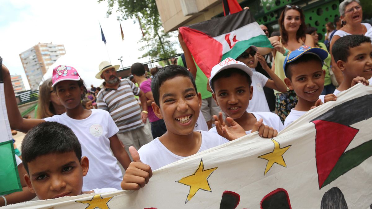un grupo de pequeños saharauis en un acto defendiendo la libertad del Sahara durante su estancia vacacional en España. | ICAL