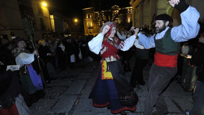 Los cantos y los bailes se suceden a lo largo de todo el recorrido, de la mano de las activas gentes de Aguzo. MAURICIO PEÑA Los cantos y los bailes se suceden a lo largo de todo el recorrido, de la mano de las activas gentes de Aguzo. MAURICIO PEÑA