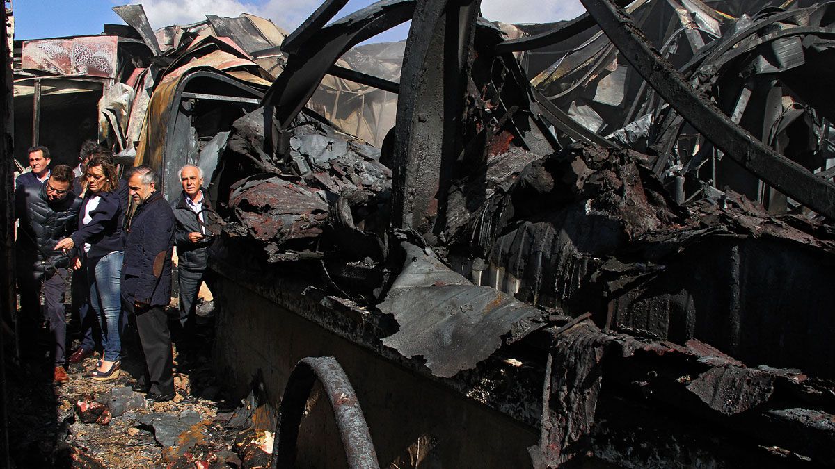 El incendio en la planta de Embutidos Rodríguez de Soto de la Vega ha puesto en jaque el futuro del empleo de 400 personas. | ICAL